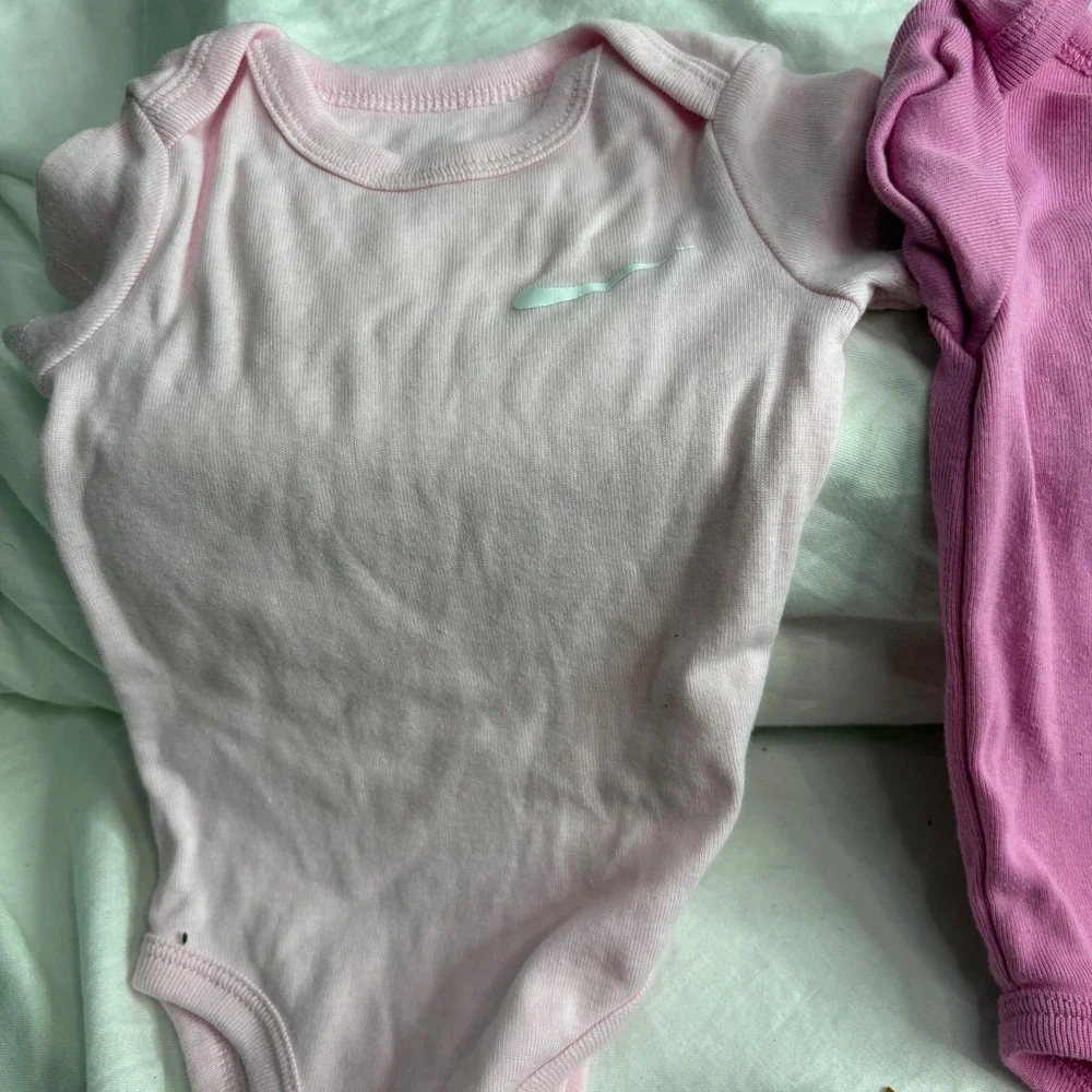 Nike Baby Essentials 3 Pack Long Sleeve Bodysuit Set in pink 6m